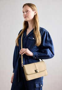 Torba čez telo - beige