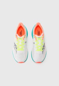 Zapatillas deportivas blancas con una parte superior de malla transpirable, cordones en neón amarillo y detalles en turquesa en la suela, con detalles en rosa en el talón.