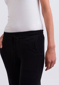 CASH-MERE Tygbyxor - black