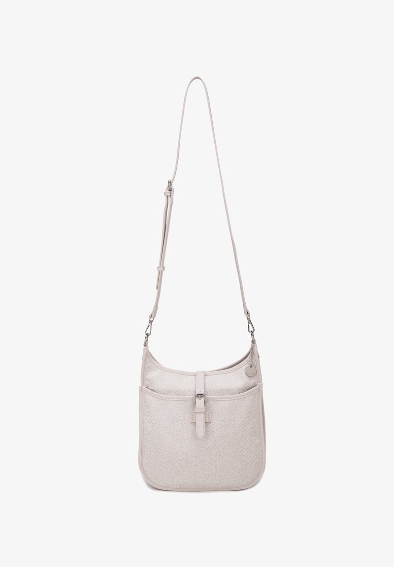 Sac bandoulière gris clair avec sangle ajustable, poche avant et détail boucle sur fond blanc uni.