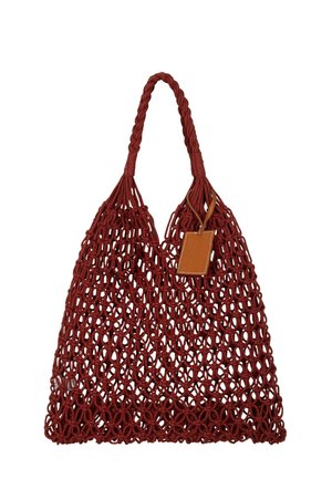 Borsa a tracolla macramè rosso scuro con manico intrecciato, design a trama aperta e piccola targhetta rettangolare in pelle attaccata vicino al manico.