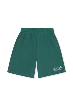 Grüne Shorts mit elastischem Bund, Seitentaschen und weißem "Fila Social Court Club Authentic Sportiva"-Logo am unteren rechten Bein.
