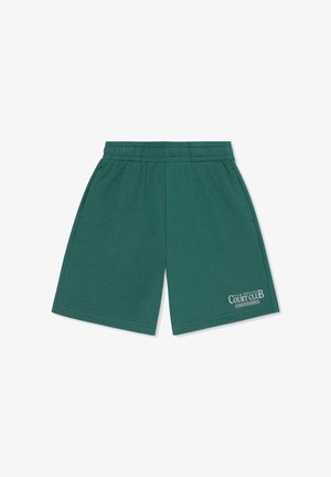 Vihreät joustavyötäröiset shortsit sivutaskuilla ja valkoisella "Fila Social Court Club Authentic Sportiva" -logolla oikean alavarren kohdalla.