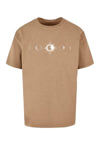 Brun bomulds T-shirt med et centralt grafisk tryk af sol- og månefaser i hvid, med en afslappet pasform og rund halsudskæring.