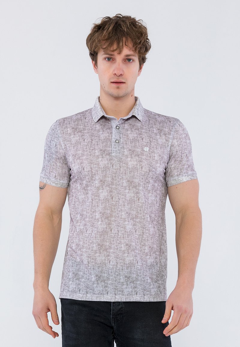 Korte mouw polo shirt in lichtgrijs met een gestructureerd patroon, drie knopen sluiting en een klein logo op de borst. Geschikt voor casual gebruik.