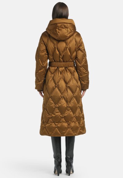 Hnědý prošívaný dlouhý puffer kabát s kapucí, s páskem v pase a saténovým povrchem. Disponuje diamantovým vzorem a sahá až do poloviny lýtek.