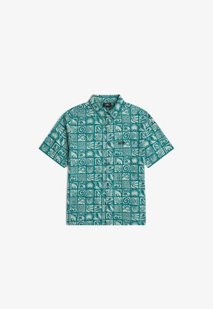 Camisa de manga corta con botones en verde azulado con patrones geométricos y florales blancos; tela de algodón; cuello con solapa; corte holgado.