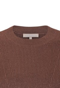 Pull en maille côtelée marron avec col rond et étiquette "Soft Rebels" à l'intérieur du col, taille small.