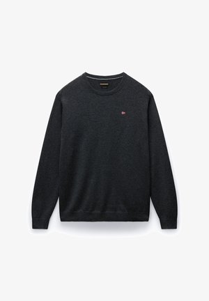 Sudadera de cuello redondo en gris oscuro, confeccionada en tela suave, con un pequeño logo bordado en rojo y blanco en el lado izquierdo del pecho. Corte clásico.