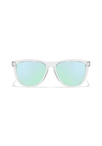 Prozorna sončna očala z zelenimi odtenki leč, kvadratne oblike in minimalističnim okvirjem. Gladek, sijoč zaključek.