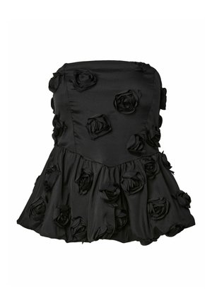 Svart stroppeløs kjole laget av sateng med dimensjonale svarte stoffroser, en tettsittende liv, og en utsvingt, rynket skjørt.