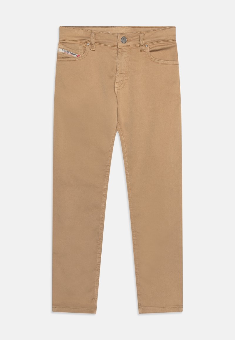 Pantalon beige slim avec bouton frontal, fermeture éclair, passants de ceinture et poches, comprenant une petite étiquette de marque sur la poche droite.