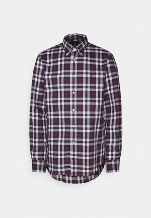Chemise à manches longues à motifs carreaux rouge, marine et blanc, avec un col classique et un ourlet arrondi ; dotée de boutons à l'avant et d'un petit logo.