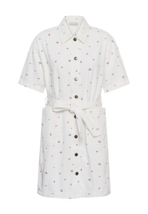 Robe blanche à manches courtes avec petit imprimé floral rouge, boutons sur le devant, col, deux grandes poches et ceinture nouée à la taille.