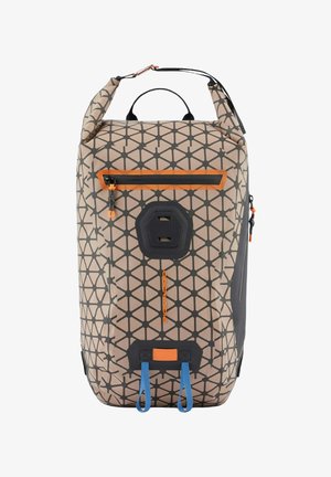 Sac à dos à motifs géométriques gris et beige, avec une fermeture éclair orange, une base hexagonale, une poignée supérieure et des sangles d'accent bleu pour la fermeture.