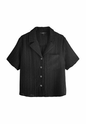 Zwarte korte mouwen shirt met een kraag, voorzien van een textuurontwerp en een enkele borstzak. Knoopsluiting met subtiele ruitpatronen.