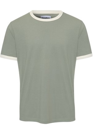 Camiseta de manga corta verde claro con ribete blanco en el cuello y los bordes de las mangas, mostrada sobre un fondo blanco liso.