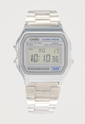 Montre numérique Casio avec bracelet en métal argenté, affichant l'heure 10:10:36, date lundi 17, avec fonctions étanche et alarme chrono.