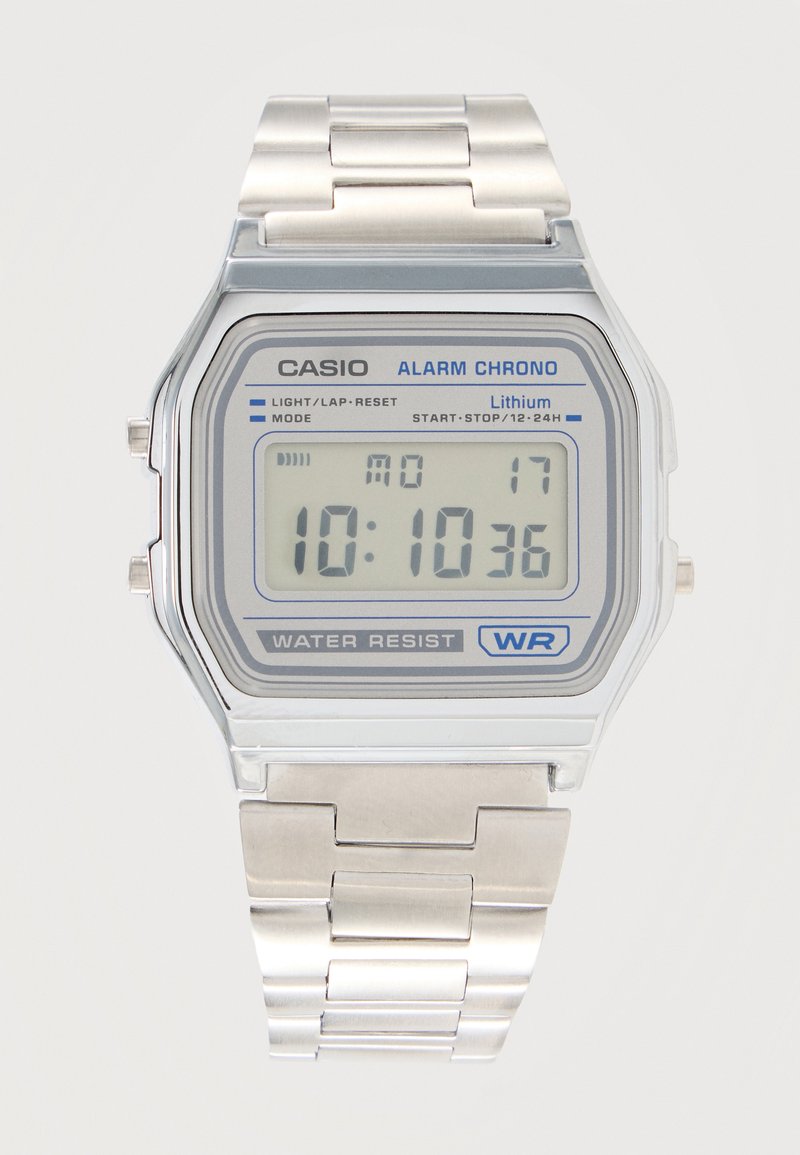 Ψηφιακό ρολόι Casio με ασημί μεταλλικό λουράκι, εμφανίζει ώρα 10:10:36, ημερομηνία Δευτέρα 17, με χαρακτηριστικά ανθεκτικότητας σε νερό και ξυπνητήρι χρονογράφου.