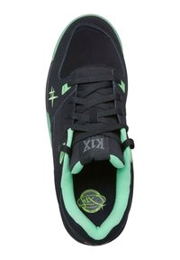 Czarne sportowe buty z zielonymi akcentami. Posiadają fakturowaną cholewkę, okrągły czubek, sznurowaną konstrukcję oraz wyściełany kołnierz. Logo widoczne na języku.