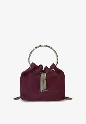 Paarse suède handtas met een ketting als bovengreep, metalen beslag, trekkoordsluiting en kwastaccenten. Logo zichtbaar aan de voorkant.