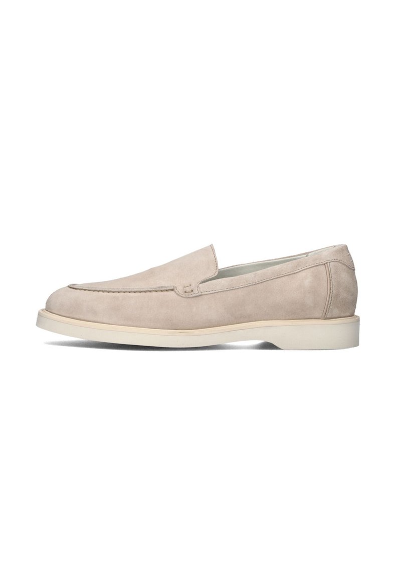 Beige Wildleder Slipper mit einer glatten, abgerundeten Zehe, minimalen Nähdetails und einer weißen Gummisohle, die zum einfachen Hineinschlüpfen konzipiert sind.