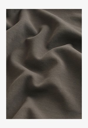 Barna, texturált szövet sima, hullámzó redőkkel; finom bordázott mintázattal és lágy, matt felülettel.