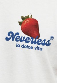 Weißer Stoff mit einer detaillierten Erdbeer-Grafik über dem blauen Text "Neverless" und "la dolce vita." Das Design ist bunt und verspielt.
