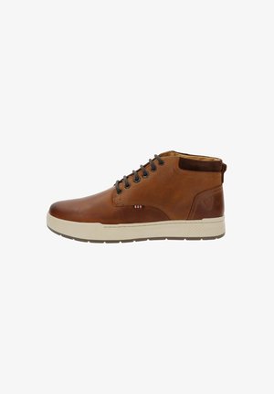 Bruine leren high-top schoen met een beige rubberen zool, ronde neus, grijze veters en een gestructureerd achterpaneel met een logo-detail.