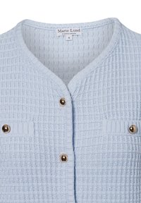 Hellblauer, strukturierten Cardigan mit V-Ausschnitt, goldenen Knöpfen und zwei Vorder Taschen. Hergestellt aus gestricktem Material mit einem Karomuster.
