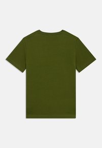 Tricou de bumbac, de culoare verde măsliniu, cu mânecă scurtă. Are guler rotund și tiv drept cu cusături întărite. Fără modele sau grafice.