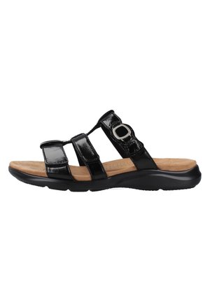 Sandalia de cuero negro brillante tipo slide con tres tiras, una de ellas con una hebilla plateada, plantilla acolchada de color beige y suela de goma negra.