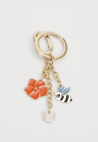 Guld nøglering med en koralblomst, en blå og sort bi samt en lys pink tulipan, alle fastgjort med dekorative metal kæder.
