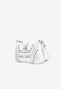 Bolso de mano de cuero blanco con tachuelas plateadas, una solapa en la parte superior y una correa de hombro desmontable. Presenta una forma redondeada y una textura suave.