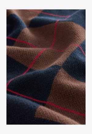 Wollmischgewebe mit einem karrierten Muster in Braun und Marineblau, mit einem auffälligen roten Streifen. Weiche, strukturierte Oberfläche mit Falten.