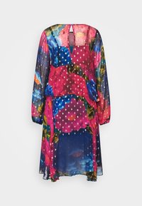 Květinové šaty vyrobené z lehké, průhledné tkaniny; mají barevné květy v růžové, modré a zelené barvě s metalickými akcenty a dlouhými rukávy.