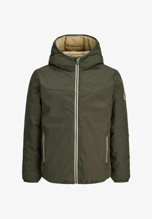Veste matelassée verte avec doublure de capuche matelassée beige, fermeture éclair devant et poches latérales zippées, vue de face.