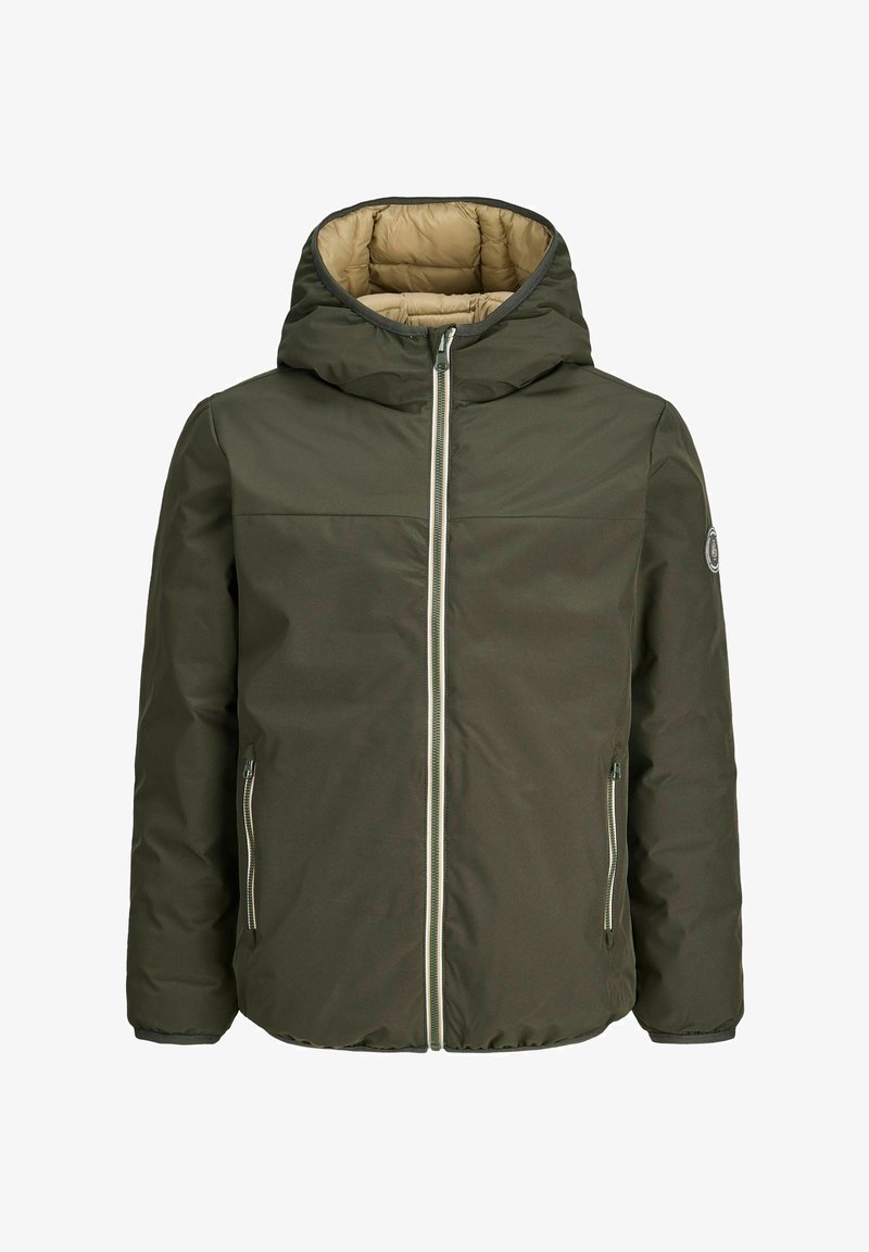 Veste matelassée verte avec doublure de capuche matelassée beige, fermeture éclair devant et poches latérales zippées, vue de face.