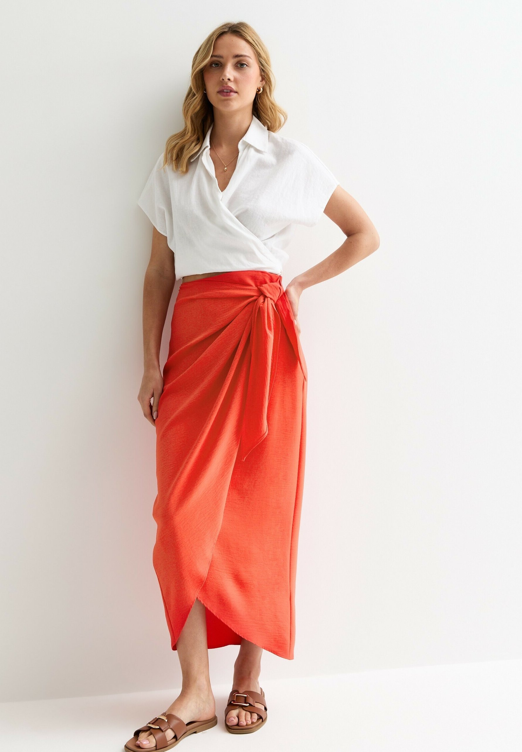 New Look - Jupe mi-longue en satin coupée en biais - Noir | ASOS