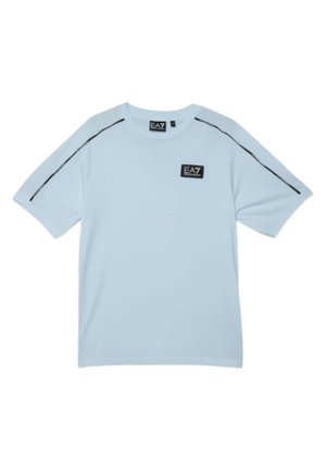T-shirt a maniche corte azzurro chiaro con logo EA7 nero sul petto e strisce nere lungo le cuciture delle spalle.
