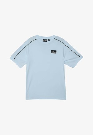 T-shirt a maniche corte azzurro chiaro con logo EA7 nero sul petto e strisce nere lungo le cuciture delle spalle.