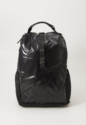 Zaino nero realizzato in materiale lucido e testurizzato, con manico superiore, chiusura con zip e lati in rete per la ventilazione.