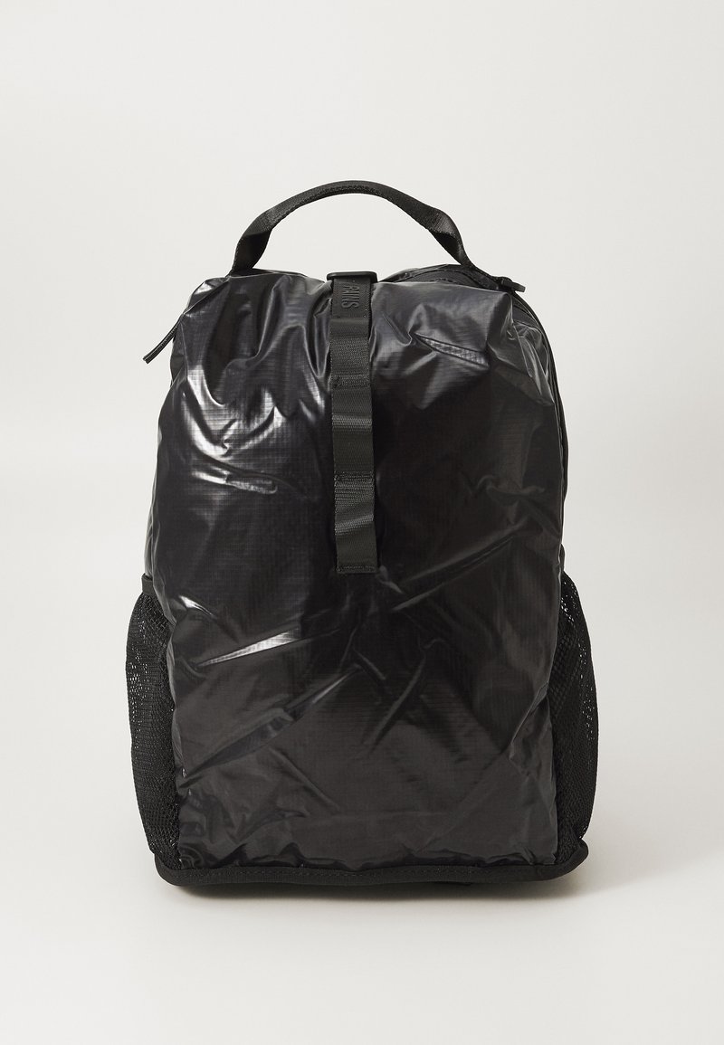 Melna mugursoma, izgatavota no spīdīga, teksturēta materiāla, ar augšējo rokturi, rāvējslēdzēja aizdari un sieta malām ventilācijai.