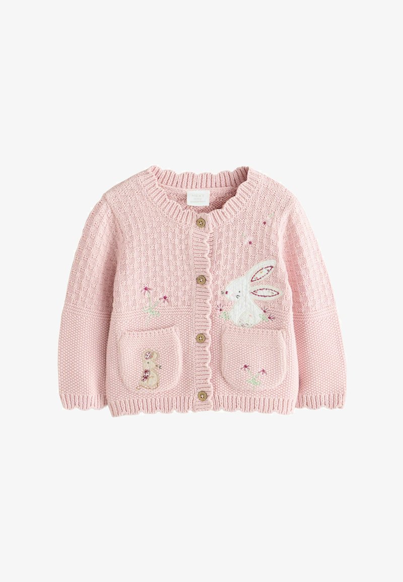 Cardigan bébé tricoté rose avec boutons devant, deux poches avant et broderie d'un lapin blanc et d'une souris avec des détails floraux.