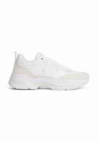 Białe sneakersy wykonane z materiałów skórzanych i zamszowych, o zaokrąglonym kształcie, grubej podeszwie oraz teksturowanym akcentem pięty z wyraźnym logo marki.