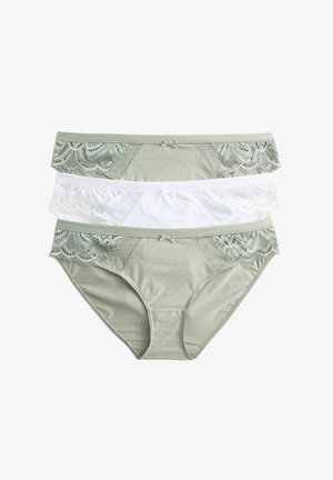 Tre par damestrusser: lysegrønne med prikker og blonder, hvide med blondekant, og ensfarvede lysegrønne med blonder.