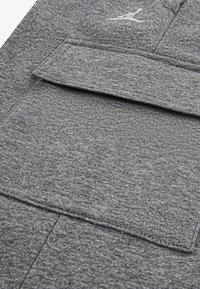 Jordan JDB MY BROOKLYN ESS FLC CARGO - Pantalon cargo - carbon heather