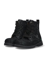 Bottines noires en daim texturé avec une finition pailletée. Présentent des lacets noirs, une fermeture éclair latérale et une écriture décorative sur un côté.