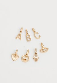 Set aus sechs goldfarbenen Charms: Buchstaben A, B, C, Herz, Friedenssymbol, Hamsa-Hand und Auge, mit glatten Oberflächen und filigranen Details.