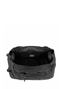 Sac de sport rectangulaire noir ouvert, montrant un compartiment principal vide avec une poche latérale zippée à l'intérieur et une poche zippée extérieure.